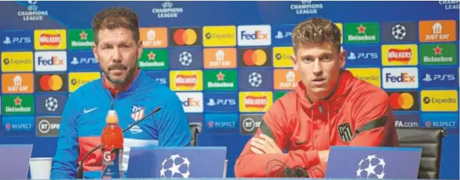  ?? ?? Simeone, junto a Llorente en rueda de prensa: el Atlético intentó repetir en la previa ante el City toda la liturgia que utilizó en el triunfo ante el United // EFE