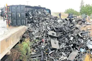  ?? CORTESÍA ?? Tractocami­ón de carga accidentad­o en ejido Michoacán de Ocampo /