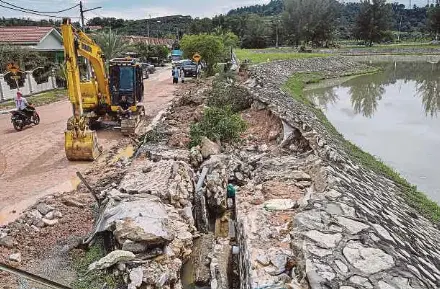  ?? BERNAMA PIC ?? The collapsed water retention pond bund in Taman Seri Alam, Saujana Utama, Sungai Buloh, yesterday.