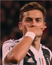  ??  ?? Il piccolo Amir, 10 anni, con la divisa della Juve. Nella foto in mezzo il bimbo iraniano riproduce la Dybala Mask, molto simile all’originale