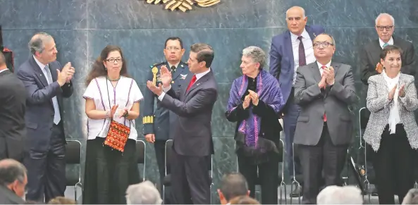  ??  ?? El presidente Enrique Peña Nieto aparece junto a Mónica Alicia Clapp Jiménez, Angelina Muñiz-Huberman, el secretario de Educación, Otto Granados; Leticia Myriam Torres y Salomón Nahmad y Sittón.