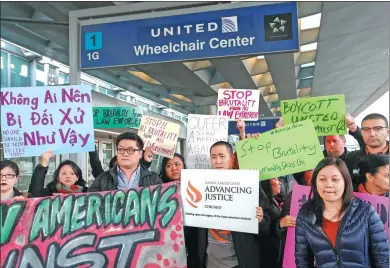  ?? KAMIL KRZACZYNSK­I / REUTERS ?? People protest the treatment of Doctor David Dao, who was forcibly removed from a United Airlines flight on Sunday by the Chicago Aviation Police, at O’Hare Internatio­nal Airport in Chicago, Illinois, on Tuesday.