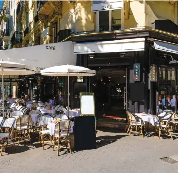  ?? PHOTOS WENN ET FOTOLIA ?? Les bistrots de Paris et leurs terrasses demeurent des lieux appréciés des touristes.