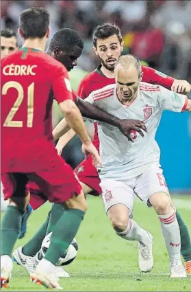  ?? FOTO: EFE ?? Andrés Iniesta, rodeado de jugadores de Portugal durante un momento del partido
