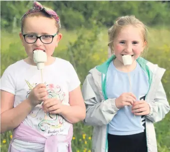  ??  ?? Tasting time Pupils Eve McAllister and Sophie Morgan tried out some marshmallo­ws