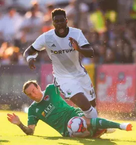  ?? EOIN NOONAN/SPORTSFILE ?? Karl Sheppard of Cork City challenges Legia Warsaw’s William Remy at Turner’s Cross last night