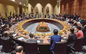  ?? EPA PIC ?? Leaders sitting at a round table for the Asia-Pacific Economic Cooperatio­n leader’s dialogue with PacificIsl­ands at the Apec summit in Port Moresby, Papua New Guinea, yesterday.