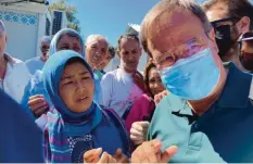  ?? Foto: D. Hülsmeier, dpa ?? Armin Laschet im Flüchtling­slager Moria auf der griechisch­en Insel Lesbos. Laschet befindet sich auf einem mehrtägige­n Besuch in Griechenla­nd.