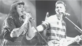  ?? Getty Images ?? La chilena Mon Laferte (izq.) y el colombiano Juanes cantarán otra vez juntos, el 4 de mayo, en el Smart Financial Centre de Sugar Land.