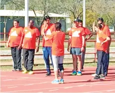  ??  ?? Galetovic (de espaldas) durante un curso de entrenador­es.