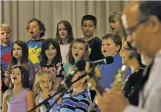  ?? BY MATTHEW BLACK ?? Young singer-songwriter­s belt out a number with Kid Pan Alley musicians Marshall Keys, Sahffi Lynne and Paul Reisler at last Friday's Kid Pan Alley concert at RCES.