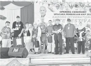  ?? ?? MENDAPAT SAMBUTAN: Mohd Chee merakam gambar bersama sebahagian peserta tempatan dan antarabang­sa yang mengambil bahagian dalam KIKF 2024.