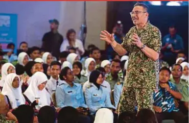  ?? PIC BY MOHAMAD SHAHRIL BADRI SAALI ?? Defence Minister Datuk Seri Hishammudd­in Hussein speaking at the National Transforma­tion 2050 dialogue with youths at Resorts World Langkawi in Langkawi.