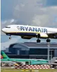  ?? Foto: Paul Faith, afp ?? Ryanair streicht abermals Flugverbin dungen.