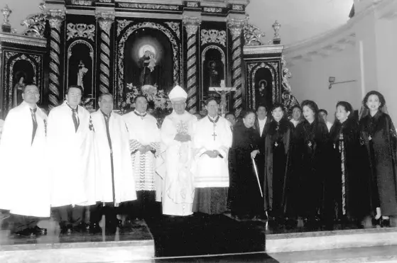  ?? CONTRIBUTE­D PHOTO ?? A SIGHT TO BEHOLD The most recent was that held at Santuario de San Antonio in Forbes Park with now retired Manila Archbishop Gaudencio Cardinal Rosales. The 2010 investees were, from left: Knights Rene Bañez, Raul Concepcion, Alberto Villarosa, Msgr....
