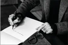  ?? ?? Patrick Modiano photograph­ié par Hannah Assouline en 1995, à Paris. Comme inséparabl­e de son outil, il s’est emparé de son stylo.
