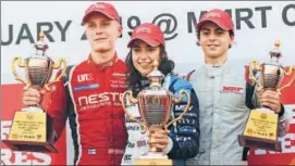  ?? HT PHOTO ?? Winner Jamie Chadwick (centre) poses with the MRF Challenge trophy in Chennai on Sunday.