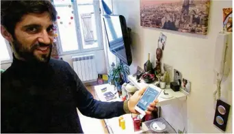  ??  ?? Dans son appartemen­t qui est aussi son laboratoir­e, Davy Ramos peut tout contrôler à distance grâce à son smartphone et des interrupte­urs muraux intelligen­ts.