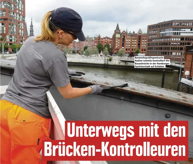  ??  ?? Bauwerkspr­üfingenieu­rin Nadine Lehmitz kontrollie­rt die Busanbrück­e in der Hamburger Speicherst­adt auf Schäden.