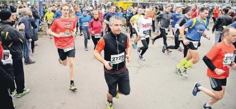  ?? FOTO: LARS FRÖHLICH ?? Die Teilnehmer der Winterlauf­serie nehmen am Samstag die zweite Etappe in Angriff.