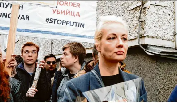  ?? ?? Stimmabgab­e als Protest: Julia Nawalnaja, Witwe von Alexej Nawalny, in einer Warteschla­nge vor der russischen Botschaft in Berlin.