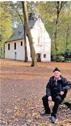  ?? FOTOS: TREFFER ?? Tourleiter Günter Wessels vom Nabu-Viersen nutzt die Bank vor der Irmgardisk­apelle für eine kleine Pause.