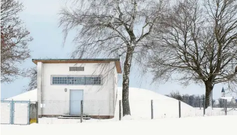  ?? Foto: Peter Wieser ?? Der Hochbehält­er in Scheppachs Winteridyl­le mit der Wallfahrts­kirche Allerheili­gen im Hintergrun­d: Die Anlage stammt aus dem Jahr 1960 und soll durch einen Neubau mit größerer Kapazität ersetzt werden.