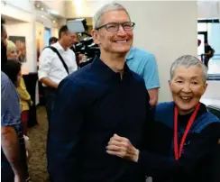  ?? Foto: dpa/Christoph Dernbach ?? Apple-Chef Tim Cook mit Masako Wakamiya