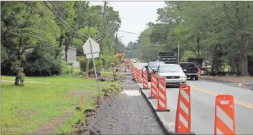  ?? Diane Wagner / Rome News-Tribune ?? Bartow Paving crews work on a sidewalk installati­on on Burnett Ferry Road from Alto Park Elementary School to Abigail Lane near Shorter Avenue. The $2.7-million SPLOST project
includes drainage and curb and gutter on both sides of the road. If the...