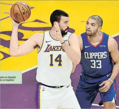  ?? GARY A. VASQUEZ / REUTERS ?? Marc Gasol (LA Lakers) protege el balón ante Nicolas Batum (LA Clippers)