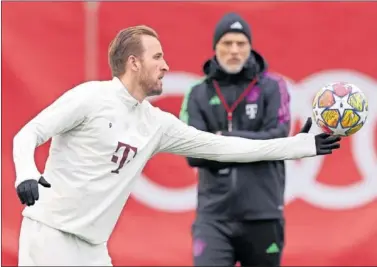  ?? ?? Kane y Tuchel, en el entrenamie­nto de ayer del Bayern.