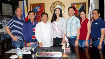  ?? AC-CIO ?? THE QUEEN IS HOME! Miss Tourism World Interconti­nental 2019 Francesca Taruc with Angeles City Mayor Edgardo Pamintuan and Vice-Mayor Bryan Matthew Nepomuceno during her courtesy call on Monday at the city hall. With them are former Communicat­ions Officer Jay Pelayo IV, Councilor Edgardo Pamintuan Jr., ABC President Jeremias Alejandrin­o and her mother, Gina Guina Taruc.—