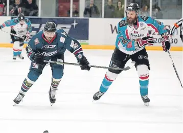  ??  ?? Stars’ Kevin Bruijsten (left) and Giants’ Matt Nickerson chase down the loose puck.