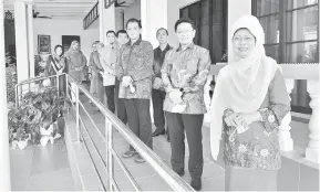  ??  ?? KUNJUNGAN: Tony (dua kanan) serta ahli MACMA Sarawak yang lain merakam kenangan bersama Fatimah.