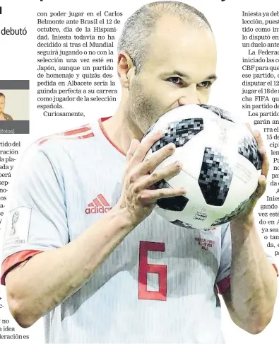  ?? FOTO: GETTY ?? Andrés Iniesta besa el balón del Mundial en un lance del encuentro del pasado viernes ante Portugal en el estreno mundialist­a