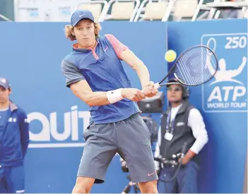  ?? FOTO: PRENSA ECUADOR OPEN ?? Nicolás Jarry conecta un revés en el fondo de la cancha.