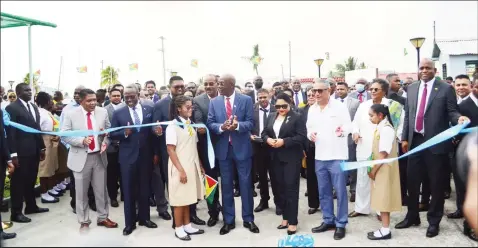  ?? ?? Prime Minister of Trinidad & Tobago Keith Rowley joined by First Lady Arya Ali, students of Queen’s College and Prime Minister of Belize & Chairman of CARICOM, John Antonio Briceño and other Caricom Leaders as they cut the ribbon opening the investment forum and expo at the Arthur Chung Conference Centre (Orlando Charles Photo)