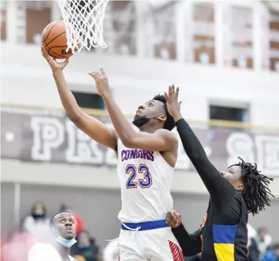  ?? KIRSTEN STICKNEY/SUN-TIMES ?? Curie’s Chikasi Ofoma takes the ball to the basket against Leo’s Jamari Allen on Sunday.