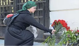  ?? ?? Eine Frau in Russland legt Blumen für Raisi ab