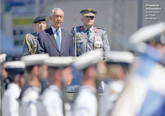  ?? ?? Presidente da República passa revista às tropas em parada