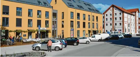  ?? Foto: Peter Stöbich ?? Der jüngste Abschnitt der neuen Hochstraße in Bobingen wurde gestern offiziell eingeweiht. Wohnbauten und Geschäfte säumen die neue Straße.