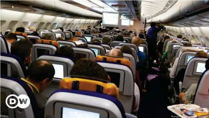  ??  ?? Ya no se saludará ni con "señoras y señores" ni "damas y caballeros" en los aviones de Lufthansa.