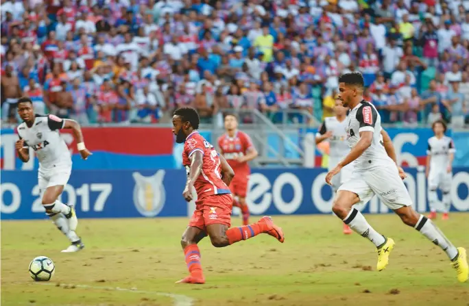  ??  ?? Chance perdida por Mendoza no priemiro tempo acabou fazendo falta para o Bahia no final da partida contra o Atlético Mineiro; tricolor empata com o Galo por 2x2 na Fonte Nova