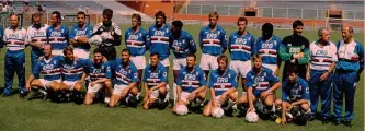  ?? LAPRESSE ?? Tricolori Una foto della Samp con le maglie dello scudetto vinto nel 1990-1991, a +5 su Inter e Milan