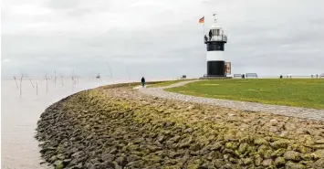  ?? Foto: Mohssen Assanimogh­addam, dpa ?? Ein idyllisch wirkender Arbeitspla­tz: Der Leuchtturm „Kleiner Preuße“in Wremen.