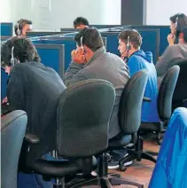  ?? FOTO: EL HERALDO ?? En los call centers y sector turismo están las empresas que más trabajador­es por hora tienen contratado­s.