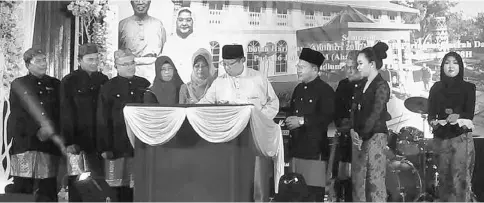  ??  ?? Abang Johari (sixth left) signing a plaque at the ground-breaking ceremony for the Melanau Heritage Gallery building. Fatimah is at fifth left.