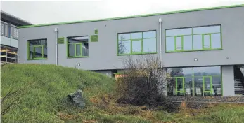  ?? FOTOS: ALEXANDRA SCHNEID ?? Das neue Schulgebäu­de in Seitingen-Oberflacht ist bis auf kleinere Arbeiten fertig. Auch die Gestaltung der Außenanlag­en fehlt noch.