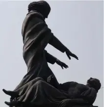  ??  ?? Statue of Abbé Faria hypnotisin­g a woman in Panjim