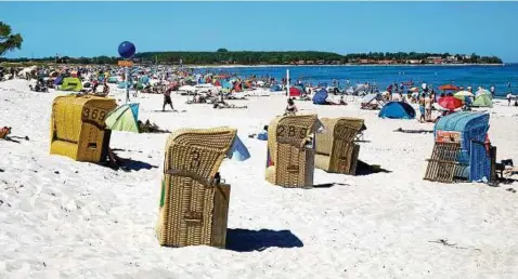  ??  ?? Nach wie vor eines der beliebtest­en Reiseziele, auch für Menschen in Greiz und Zeulenroda-Triebes: die Ostsee, hier der Badestrand bei Sehlendorf (SchleswigH­olstein). Doch die polnischen Badestränd­e machen den deutschen immer mehr Konkurrenz. Foto:...